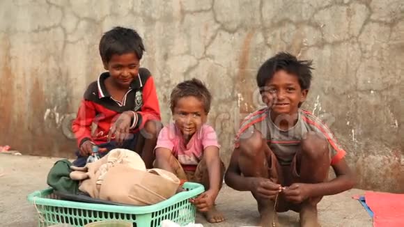 印度的可怜孩子视频的预览图