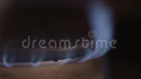 厨房炉灶燃烧器的天然气火焰能源和动力概念视频的预览图
