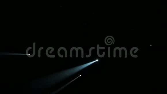 聚光灯下的蓝光穿过剧院里的烟雾照明设备视频的预览图