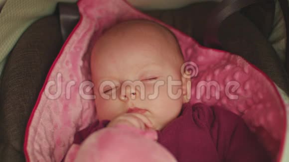 安静的婴儿睡在汽车座椅上视频的预览图