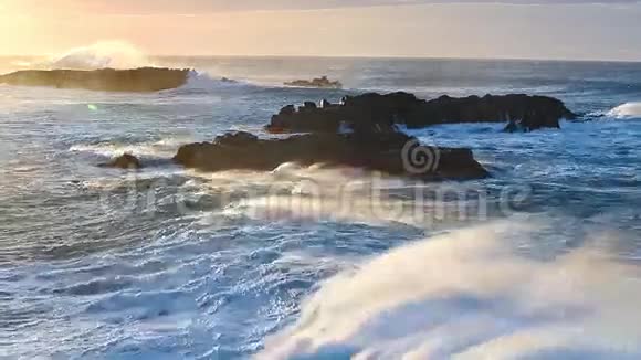 冰岛海岸的波浪视频的预览图