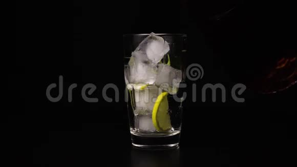 带冰和柠檬的慢动作玻璃视频的预览图