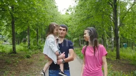 森林漫步幸福家庭视频的预览图