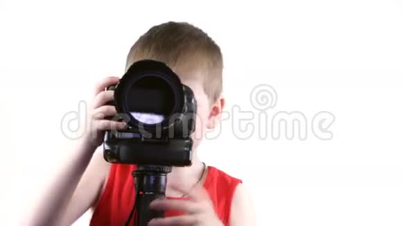 摄影棚里的小男孩摄影师视频的预览图