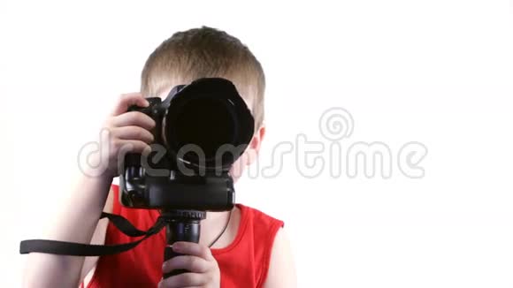 摄影棚里的小男孩摄影师视频的预览图