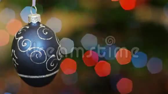 圣诞蓝球在波克摇动标题领域视频的预览图