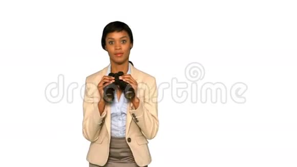 好奇的女人拿着望远镜视频的预览图