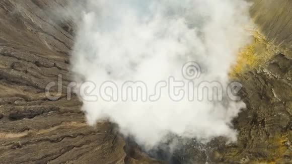 有火山口的活火山GunungBromoJawa印度尼西亚视频的预览图