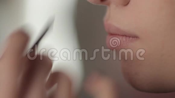 化妆师做模特眼妆视频的预览图