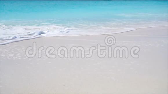 完美的白色沙滩绿松石水视频的预览图