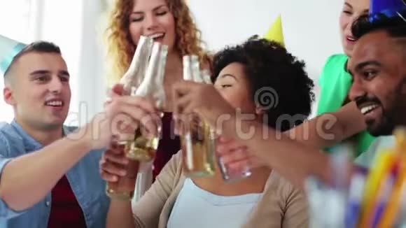 快乐的团队在办公室聚会上喝酒庆祝视频的预览图