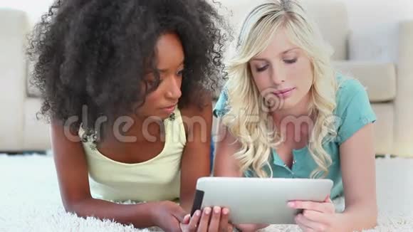 年轻女性使用电子书视频的预览图