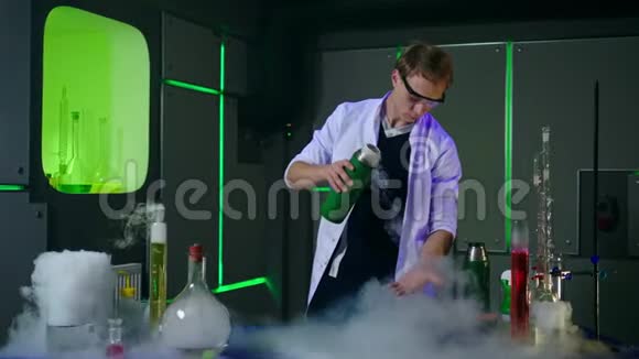 年轻的化学家在实验室做实验视频的预览图