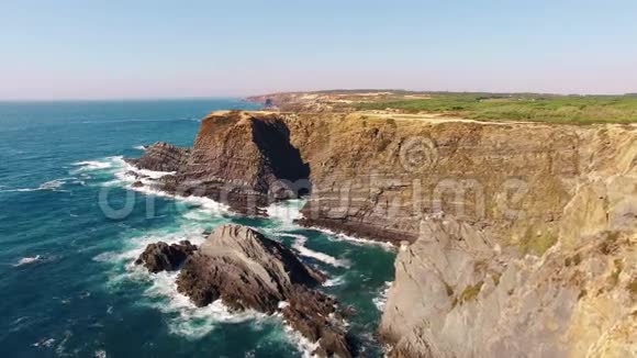 欧洲西海岸的悬崖葡萄牙的鸟瞰图视频的预览图