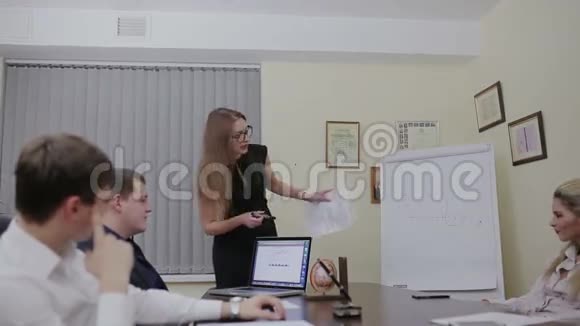 商务会议在办公室视频的预览图