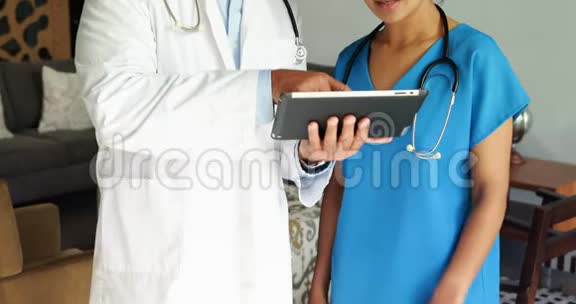 医生们在讨论数字平板电脑视频的预览图