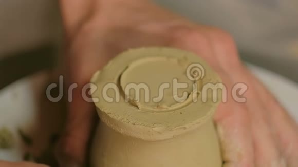 陶瓷车间专用工具的专业陶罐雕刻杯视频的预览图