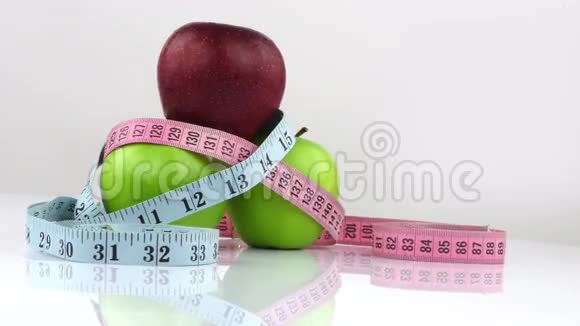 苹果和测量饮食适合生活理念视频的预览图