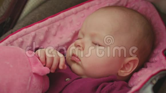 安静的婴儿睡在汽车座椅上视频的预览图