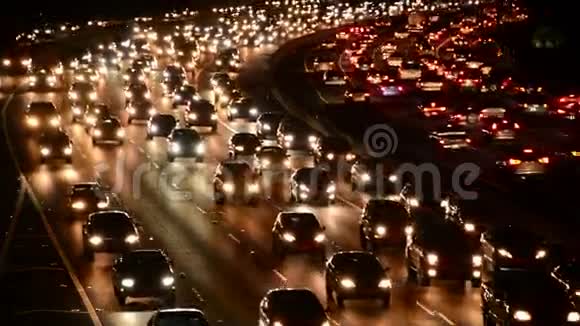 洛杉矶繁忙的高速公路上的尖峰时刻交通视频的预览图