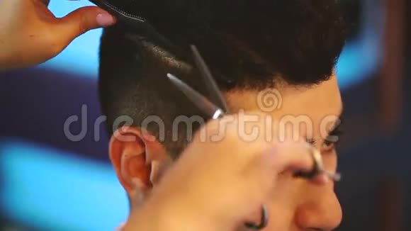 理发师剪了客户的头发视频的预览图