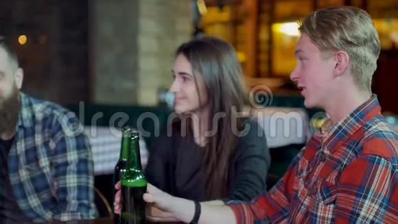 朋友们一起在酒吧享受美好时光的同时还可以做祝酒喝啤酒和鸡尾酒视频的预览图