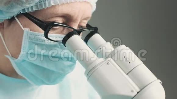 女科学家通过显微镜观察视频的预览图