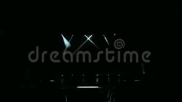 在空荡荡的舞台上发出美丽的白光视频的预览图