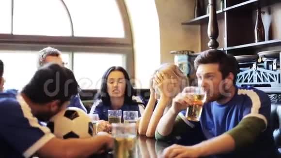 足球迷在酒吧或酒吧观看足球比赛视频的预览图