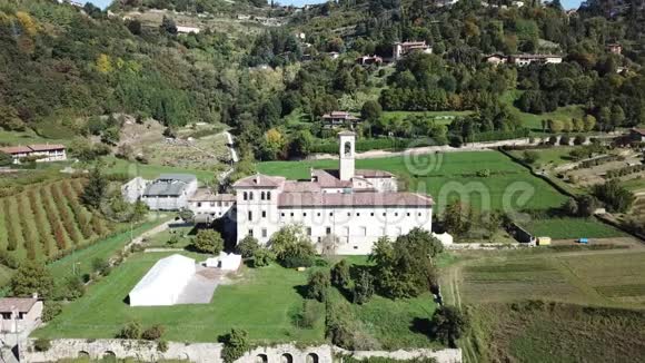 贝加莫意大利Astino前修道院的无人机航景图为国际G7农业峰会做好准备视频的预览图