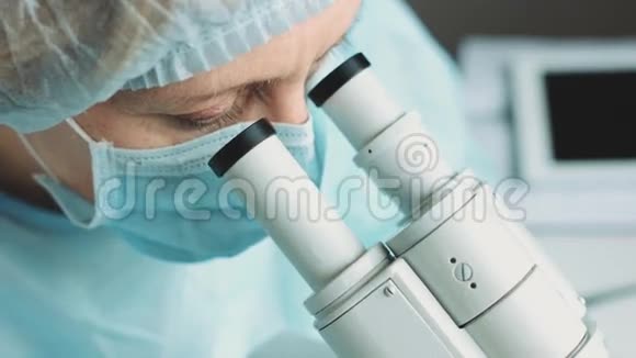女科学家通过显微镜观察视频的预览图