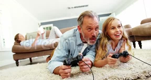 爸爸和女儿在客厅玩电子游戏视频的预览图