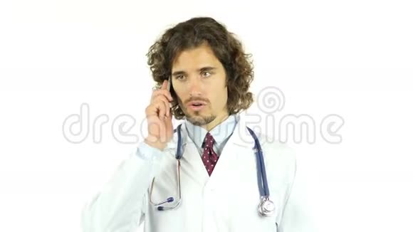 医生在智能手机上说话视频的预览图