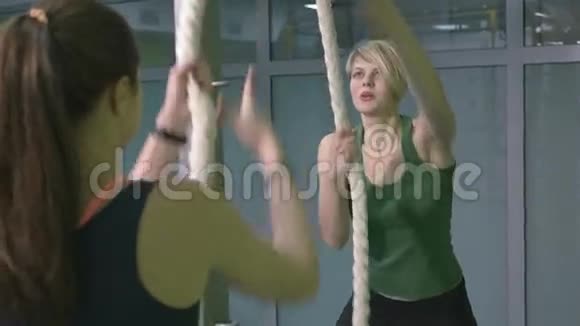 运动女性在健身课上做体操或运动视频的预览图