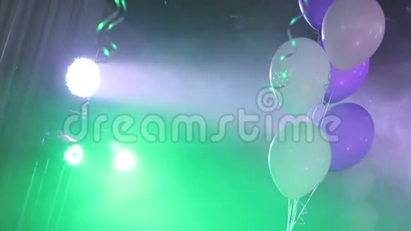 音乐会的舞台灯光有雾控制台上的舞台灯光音乐会舞台灯光娱乐音乐会视频的预览图