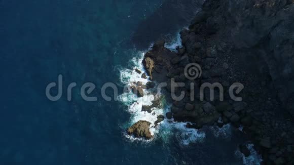 在特内里费的海岸上空飞行视频的预览图