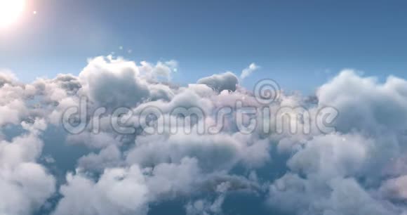 蓝天上的白色蓬松云视频的预览图