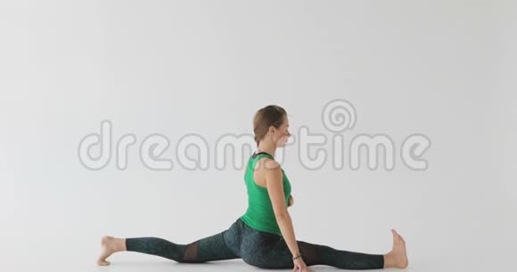 运动的年轻女性在白色背景下进行瑜伽练习健康生活和自然平衡的概念视频的预览图