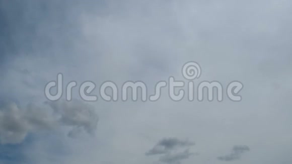 云彩在蓝天上移动时间流逝视频的预览图