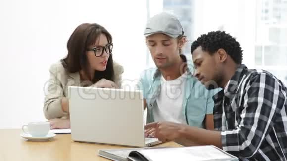 员工一起在笔记本电脑上工作视频的预览图