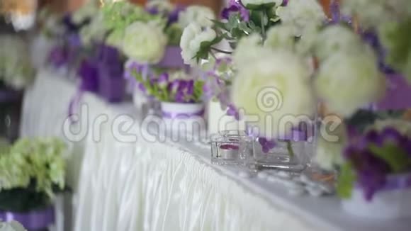 豪华婚宴的餐桌设置婚礼晚宴上装饰鲜花视频的预览图