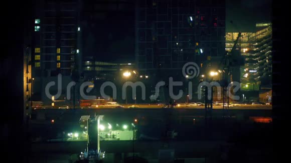 城市道路在建筑物之间的夜晚视频的预览图