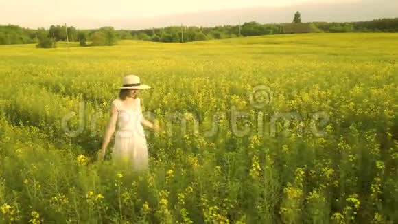 穿着白色连衣裙的年轻迷人的女人视频的预览图