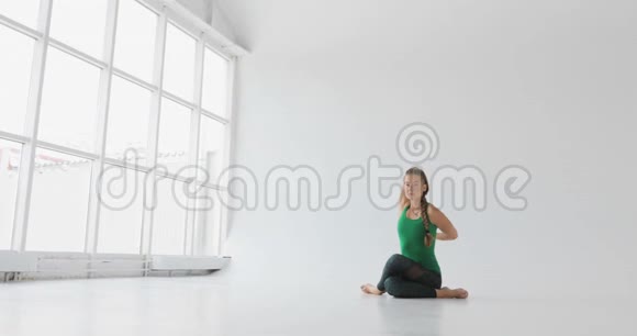运动的年轻女性在白色背景下进行瑜伽练习健康生活和自然平衡的概念视频的预览图