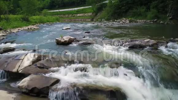 喀尔巴阡山美丽的河流视频的预览图