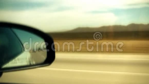 在高速公路上行驶视频的预览图