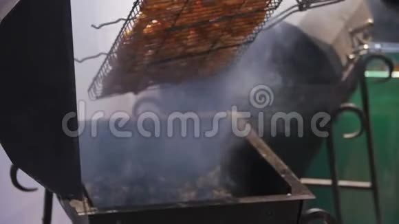烧烤炉上的鸡肉烹饪慢动作视频的预览图