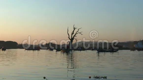 缅甸曼德勒阿马拉普拉Taungthaman湖日落视频的预览图