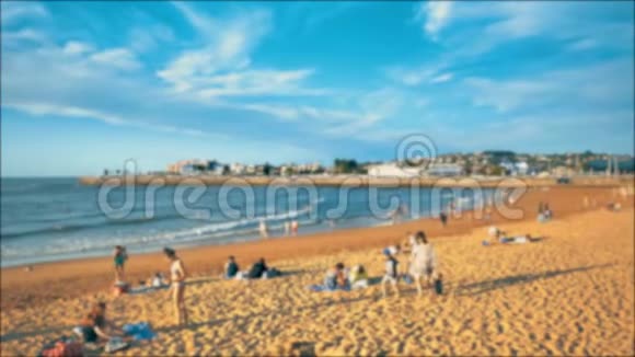 城市海滩日落大西洋海岸沐浴着金色的阳光橙色的空气和平静视频的预览图