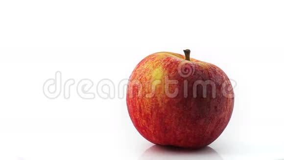 新鲜苹果在白色背景下旋转视频的预览图